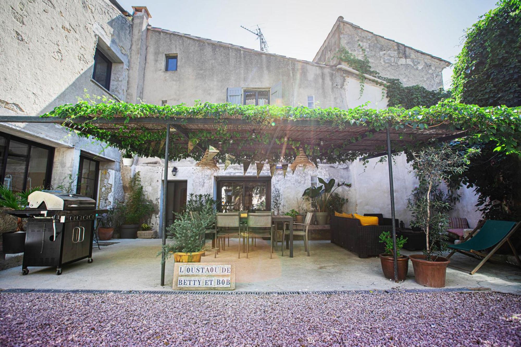 Oustaou De Betty Et Bob Bed & Breakfast Le Cailar Bagian luar foto
